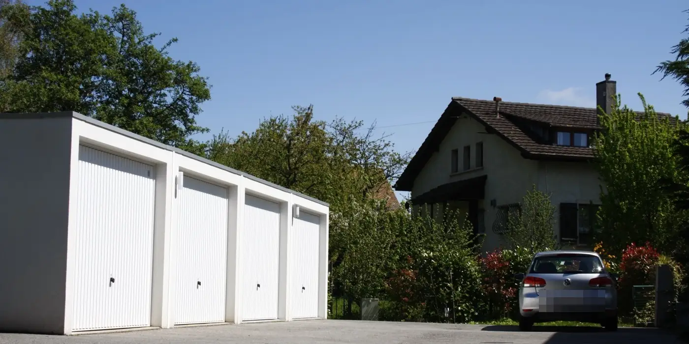 Private Garagenboxen und Vorplatz einer Wohnliegenschaft in Onex GE